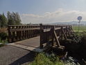 Dřevěný most přes potok Brlenka, před jeho ústím do Metuje pod Velkým Poříčím.