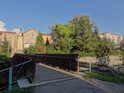 Dřevěný most přes řeku Metuji v Hronově pod náměstím.
