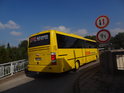 Autobus na mostě přes řeku Metuji v Náchodě, ulice Příčná.
