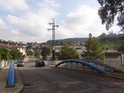 Silniční most přes Metuji nedaleko Základní školy u Drtinova náměstí v Bražci.