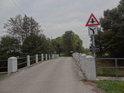 Silniční most přes Starou řeku Metuji v Šestajovicích.