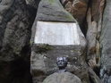 Goethova deska s bustou ve skalách.