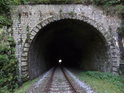 Portál železničního tunelu vedle mostu přes Metuji u Velkých Petrovic.