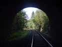 Pohled z železničního tunelu na most přes Metuji u Velkých Petrovic.